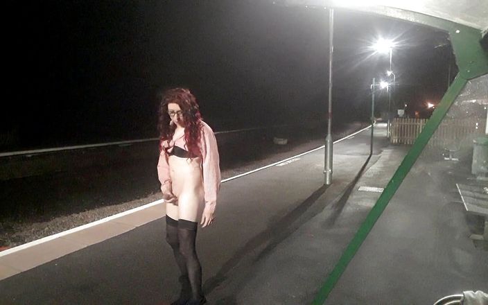 Themidnightminx: Desnudándose en la estación de tren