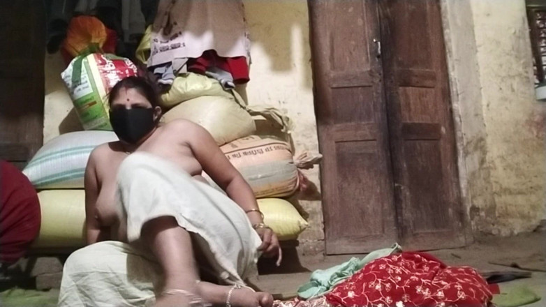 Desi_bhabhi121: Ateşli Yenge Amcığını Parmaklıyor Çıplak Göğüslere Basıyor