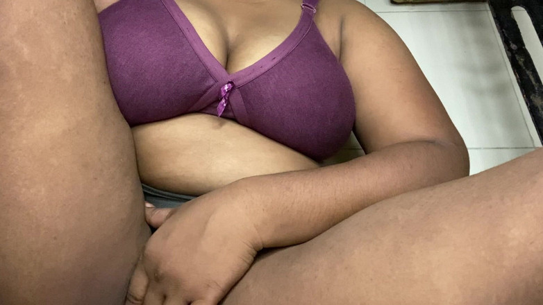 Angoori: Gadis imut ini lagi asik fingering memeknya sampai muncrat