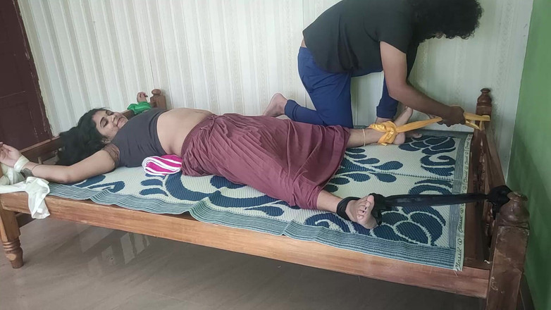 Vaigavarun45: Bdsm hem eller hem de bacaklar yatağın her iki ucuna...