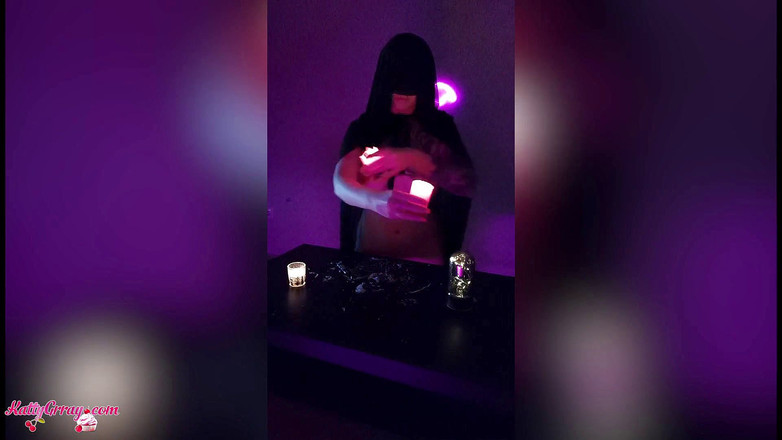 Katty Grray: Une jolie fille masquée se masturbe la nuit d'Halloween