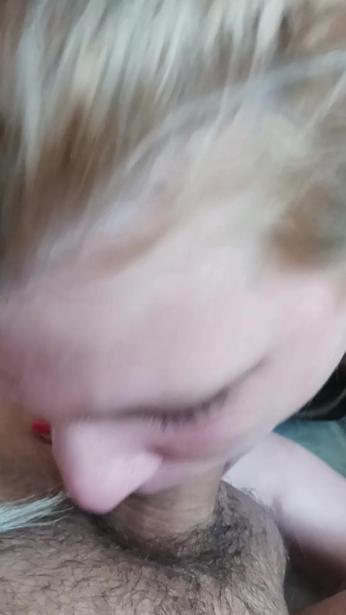 vuana: Moglie sottomessa succhia un grosso cazzo