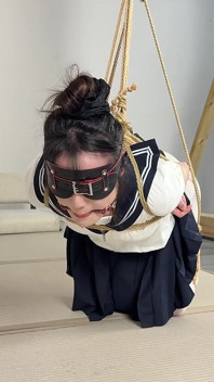 Bras droit combiné à un binding inversé de style japonais et des jambes pliantes pour une suspension semi-suspendue