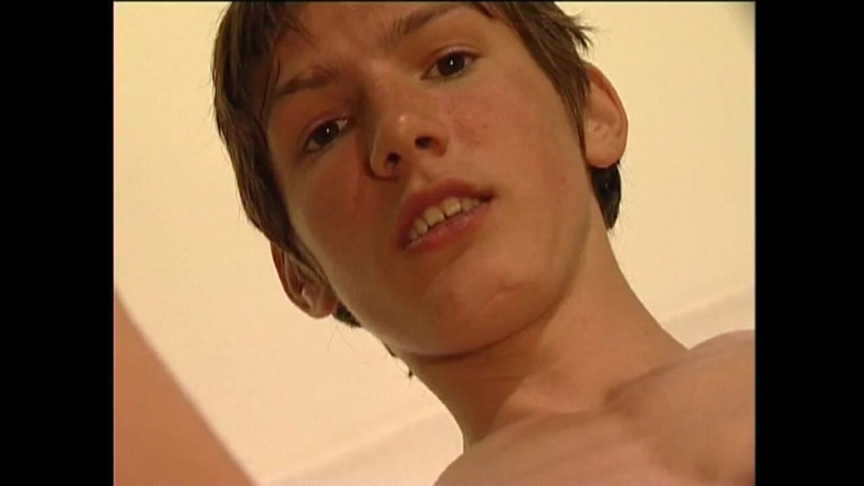 Street Boys Studio: Mladá Twink se sebe masturbuje a hraje si s robertkem