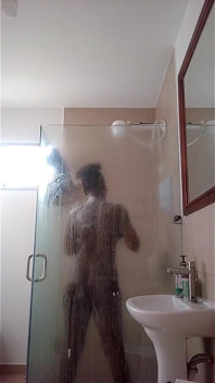 Het gezegde is Laat de zeep niet vallen, maar zwarte godin onder de douche neukpartij liet het dildo-speeltje vallen - meestervlees 1
