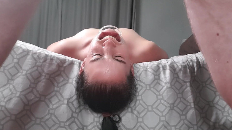 domslutfucker: Chica bebe orina boca abajo con retractor de labios