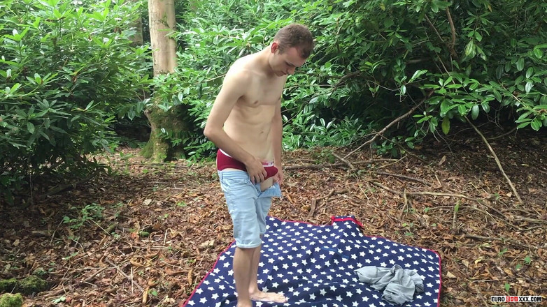 Euro boy xxx: Elle prend des jouets dans les bois