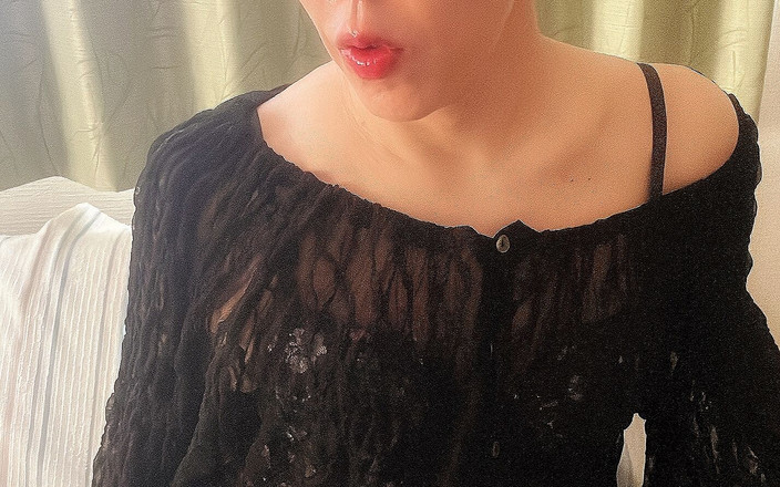 Serina SissyBitch: Serina穿着华丽的成年女孩服装展示她的小鸡巴并自慰 01