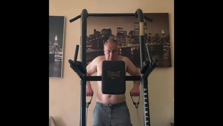 Alex Art: 강한 남자가 훈련 후 자위함