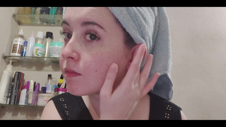 RavenHearth666VIP: Moje rutina čištění uší začíná bavlněnými tampony a pak gázou.