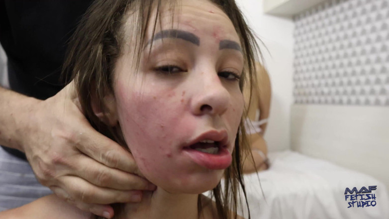 MAF fetish studio: Gih și Larissa în robie, palme pe față și supt de țâțe mari!