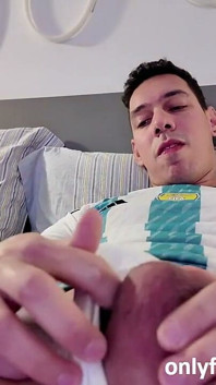 Me tumbo en la cama y me masturbo