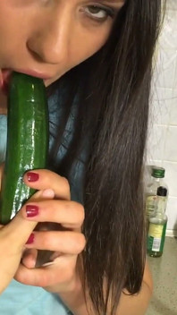 Nena rusa Nataly Gold usa pepino para atornillar su coño deseado