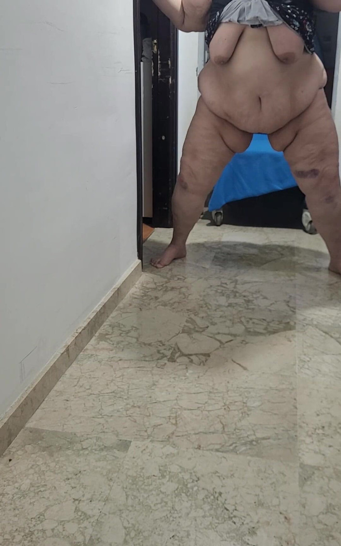 CoolMarina: Coolmarina đi tiểu độc ác rất hứng tình đến nỗi sau khi phun nước...