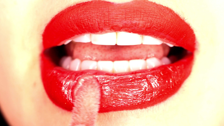 Goddess Misha Goldy: 4K Applying lip gloss &amp; smoking &amp; spit fetish
