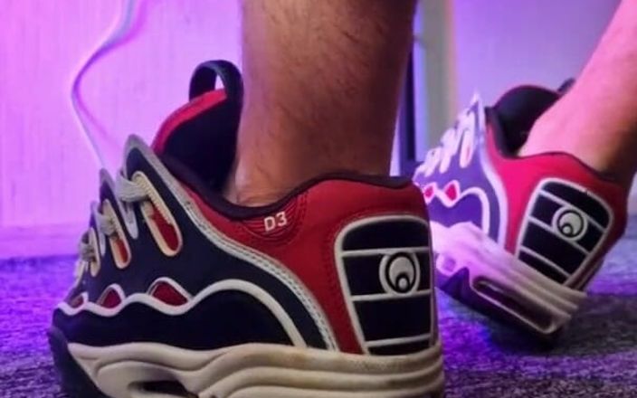 Sneakersmax98: स्नीकर्स ओसिरिस के साथ खेलना और अंदर वीर्य निकालना