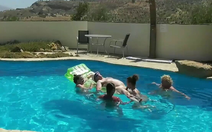 Cheyenne Rose 80: Wakacyjny basen orgia