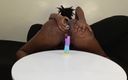 Its Nyota: Ébène sexy avec plug anal, orgasme de chevauchage.