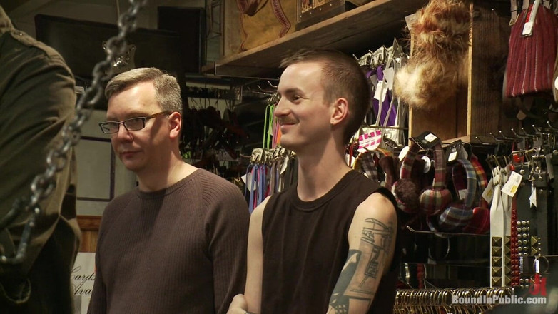 Bound in public: Muscoloso strappato, cazzo grasso, culo rotondo, Umiliato in pubblico