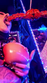 Hijab vergine riempie i suoi buchi con un cazzo demone 