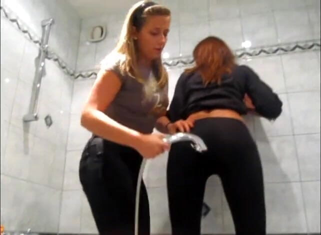 Femdom Austria: Twerking asses in the bathtub