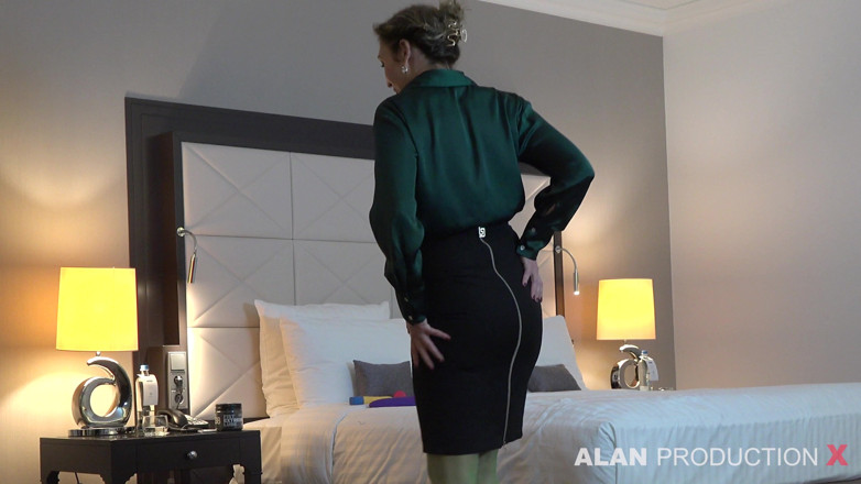 Alan production X: Julia North Solo Green Outfit