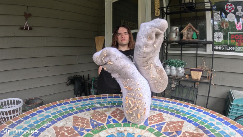 Mr Dimples: 我炫耀我肮脏的袜子和脚