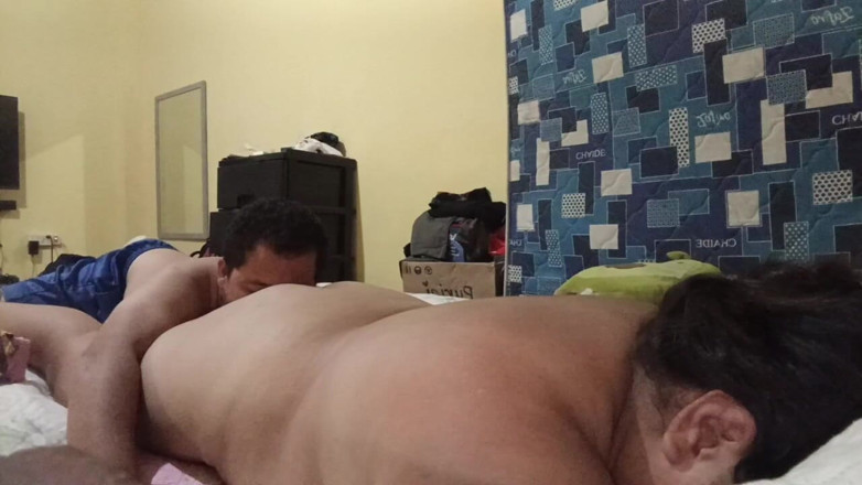 Stepmom_with_big_tits: 单身女人享受与饥渴男人的陪伴时刻。