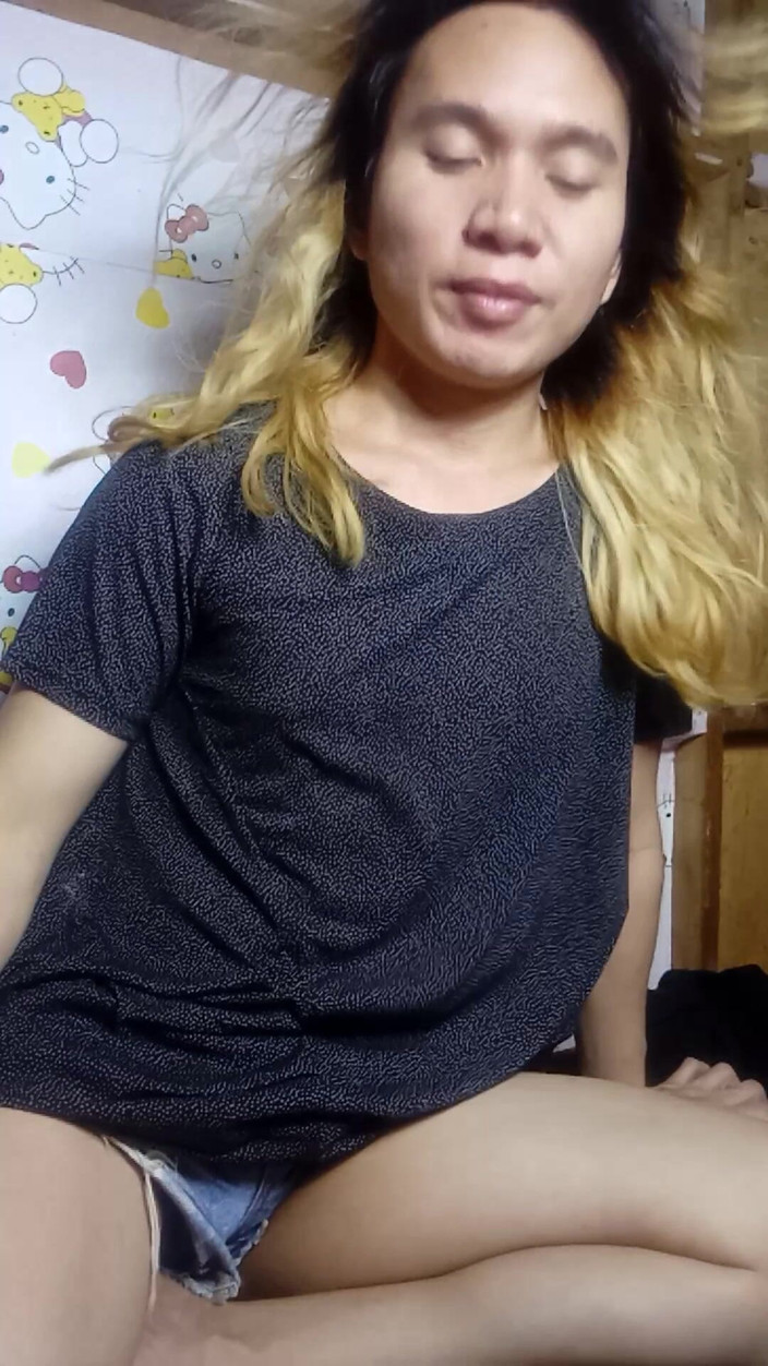 Reynaldo6: El ladyboy siempre está solo en la habitación.