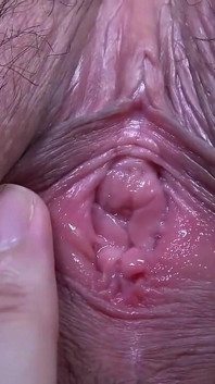 Pinkwhisper Bledá kráska se převléká bez kondomu, její prosící finále proudí do teplého, hlubokého konce