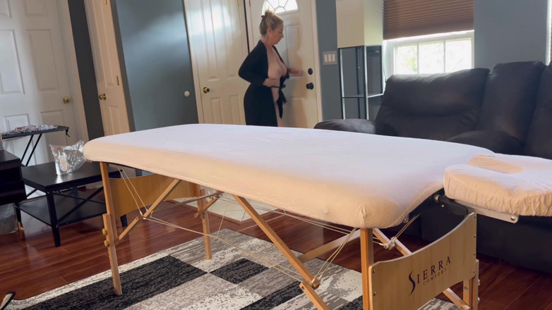 Danni Jones: Die kurvige reife MILf danni jones bekommt von ihrer masseuse...