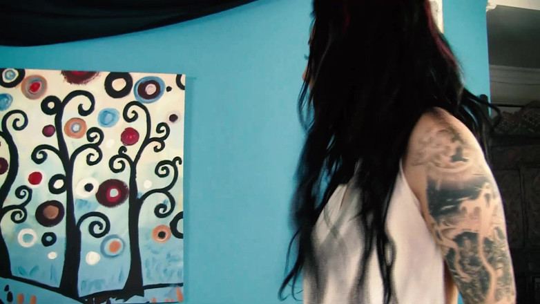 BestPorn85: 그녀의 보지를 두드리며 공을 가지고 놀기 위해 다시 손을 뻗는 Angel Blaze