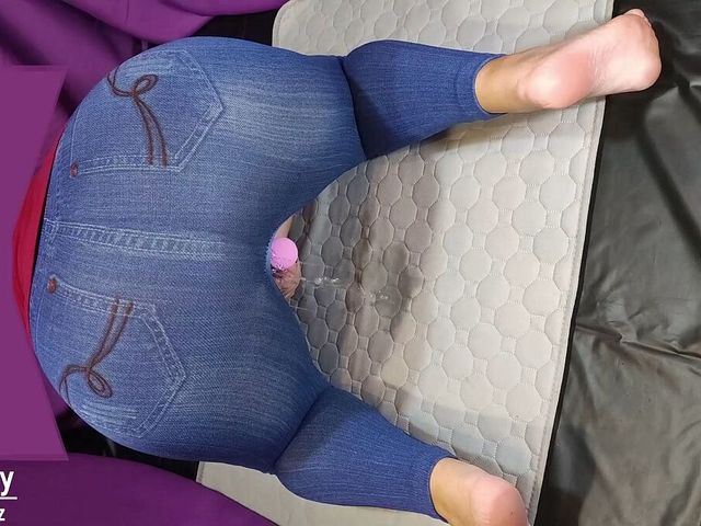 Big ass in jeans peeing with vibrator (Sweety play)