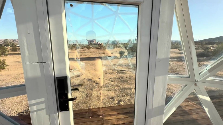 SquishMallow3328: 여호수아 나무의 유리 돔 아래에서 혀와 보지로 나를 기쁘게 하는 중국 밀프