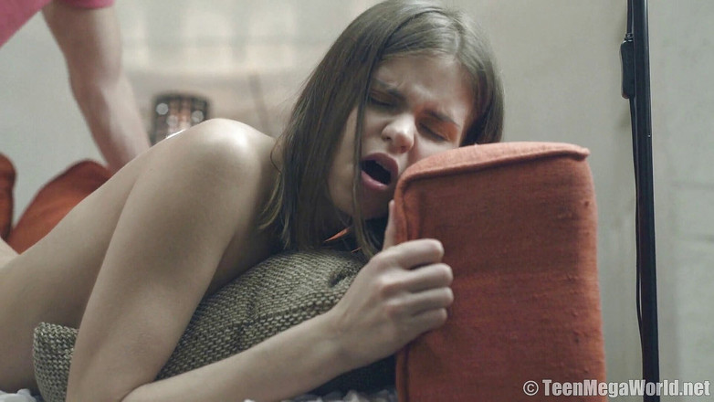 Teen Mega World: Vuole anale