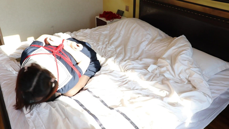 Aisan girl bondage: Ein mädchen in schwarzen strümpfen wird von ihrem besitzer ausgepeitscht.