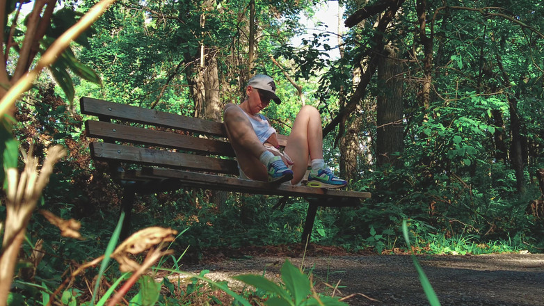 KinkyHome: Emily se masturbează în parc