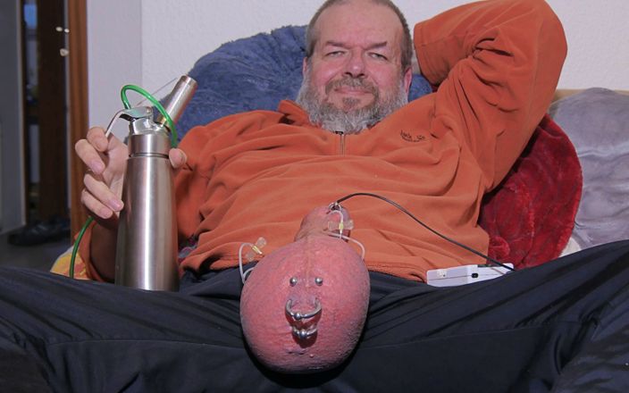 Buxte extreme: I Inflate My Scrotum and Have a Strong Orgasm