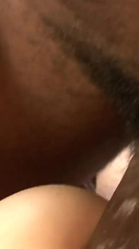 Allison Wyte gosta de uma grande gozada na bunda dela