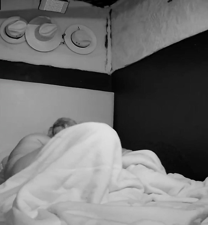 puchis: Puchis - sexy brunetka saje ptáka polykání To všechno jí dává...