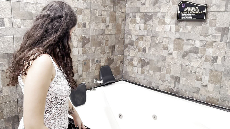 NeekoWox: ジャグジーで私を助けてくれる従業員とファックします