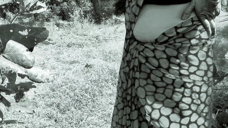 Hemant sarita: Tante hot ini ngentot memeknya gaya doggy di hutan