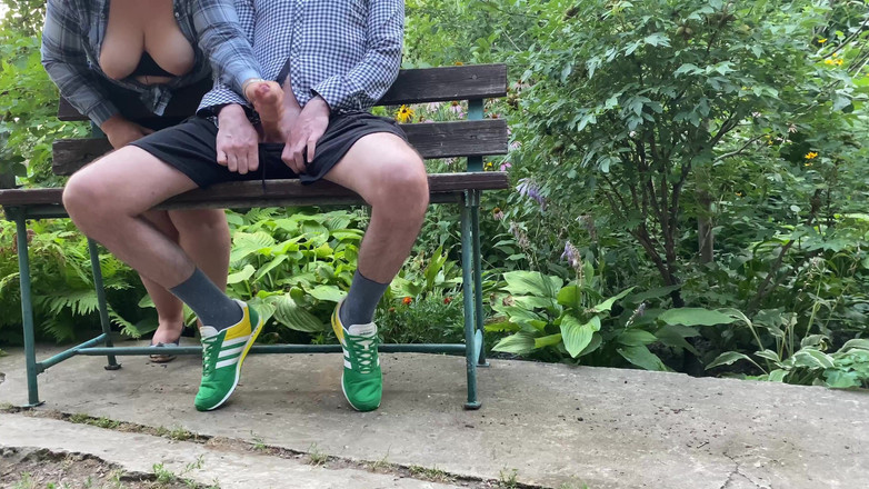 OurFetishLife: Stiefmoeder met natuurlijke borsten liet me buiten klaarkomen