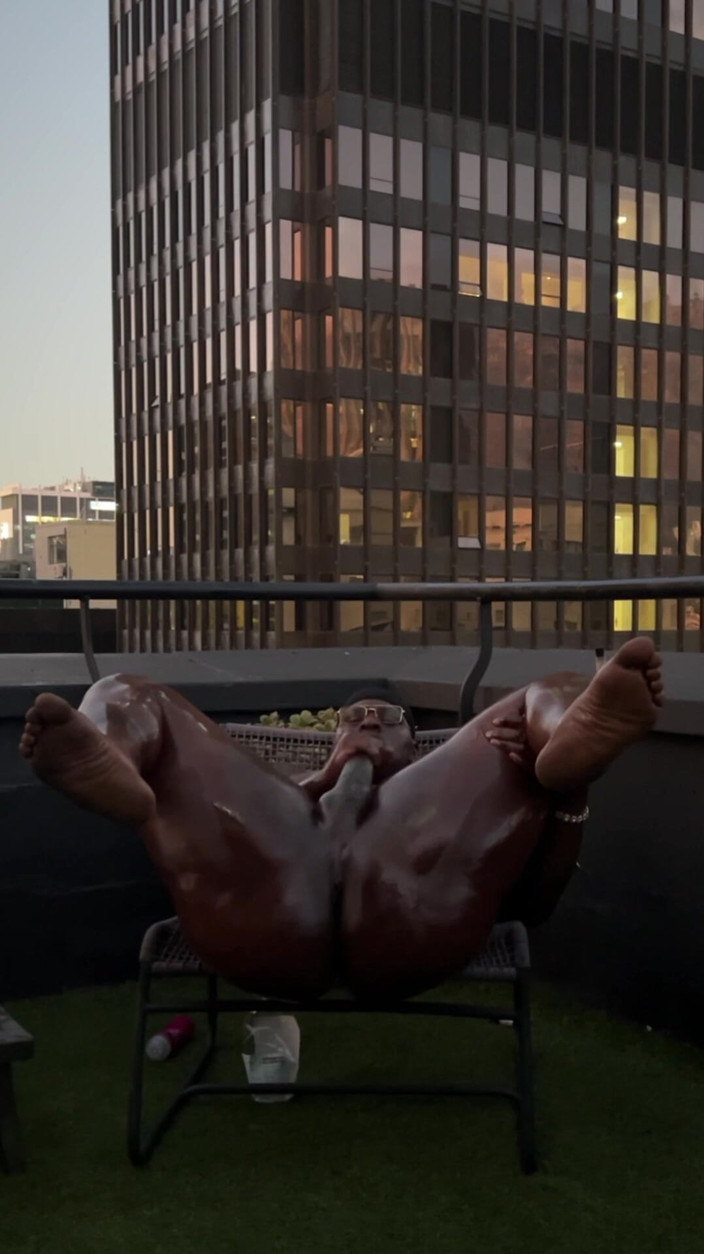 DADDYBLACKXXX: Großer schwarzer schwanz eingeölt, wichsen und draußen twerking