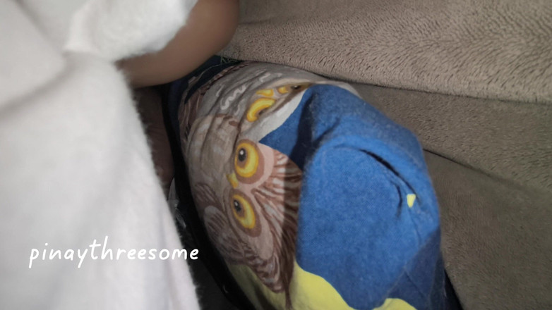 Pinay Threesome: एशियाई सौतेली बहन कंबल वाले सेक्स टेप के नीचे जंगली हो गए सौतेले भाई के साथ जगह साझा करती है