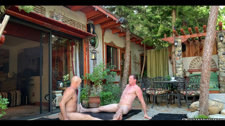 Tantric Fitness: ハンサムで才能があり、よくぶら下がっている