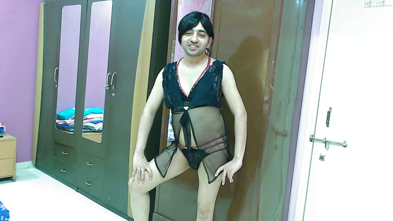 Cute & Nude Crossdresser: Sexy mietje travestiet femboy lieve lolly in een sexy zwarte...