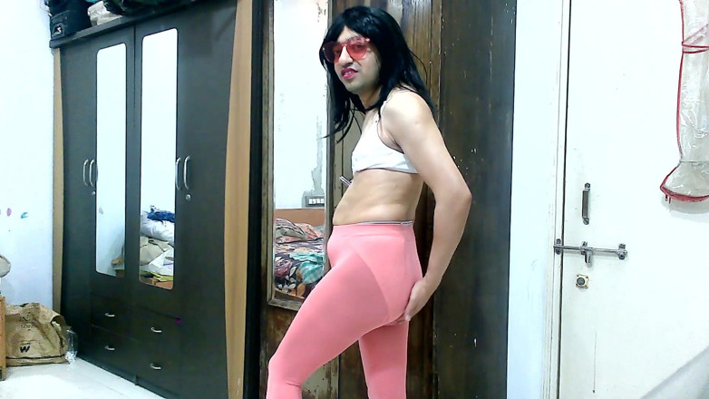 Cute & Nude Crossdresser: Süßer sissy-transvestiert femboy Süßer Lutscher in strumpfhosen und bh-höschen.