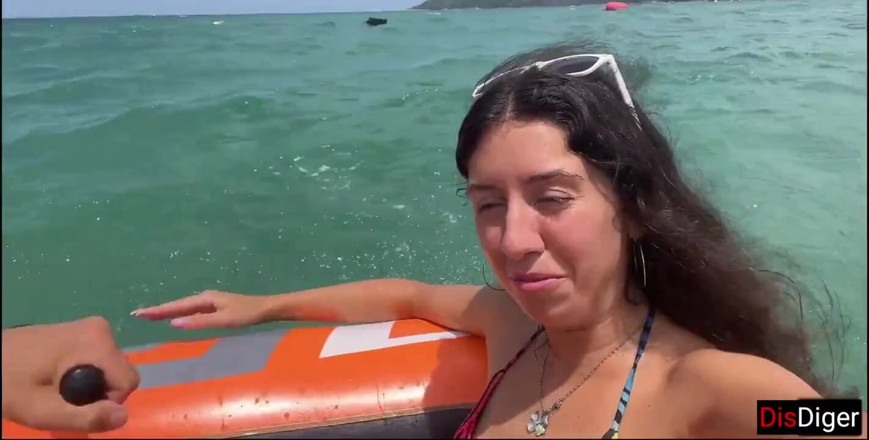 Dis Diger: द्वीप पर समुद्र तट पर चुदाई