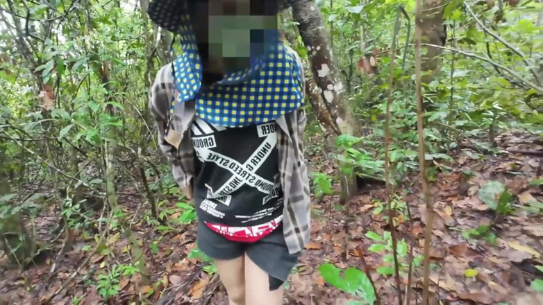 RealThaiSolo: Thai-mädchen geht und prahlt darüber, pilze zu sammeln Trotzdem pinkeln...